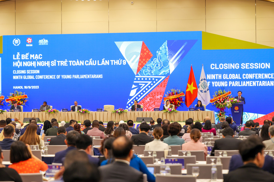 Ông Duarte Pacheco - Chủ tịch Liên minh Nghị viện Thế giới và ông Vương Đình Huệ - Chủ tịch Quốc hội Việt Nam đã có bài phát biểu bế mạc Hội nghị. (Ảnh: Minh Sơn/Vietnam+)