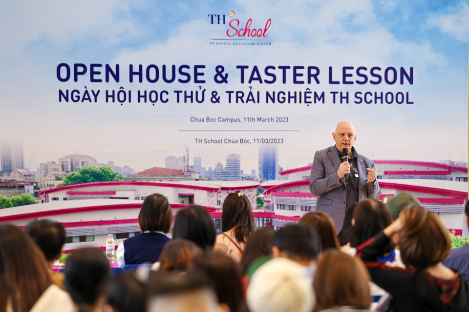 Tại buổi trao đổi với phụ huynh, ông Stephen West - Tổng Hiệu trưởng TH School cho biết nhà trường mang đến chương trình giáo dục 80-20 đặc biệt - kết hợp chương trình giáo dục quốc tế toàn diện với 80% thời lượng được giảng dạy bằng tiếng Anh và kiến thức chắt lọc tinh hoa Việt Nam ở các môn Việt Nam học được giảng dạy bằng tiếng Việt trong 20% thời lượng còn lại. (Ảnh: Minh Sơn/Vietnam+)