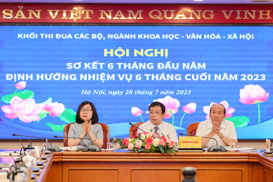 Năm 2023 là năm bản lề thực hiện Nghị Quyết Đại hội XIII của Đảng, Kế hoạch phát triển kinh tế - xã hội 5 năm (2021 - 2025). Các đơn vị thành viên trong Khối thi đua tiếp tục quán triệt sâu sắc tư tưởng của Chủ tịch Hồ Chí Minh về thi đua ái quốc, Chỉ thị số 34-CT/TW ngày 07/4/2014 của Bộ Chính trị khóa XI về tiếp tục đổi mới công tác thi đua, khen thưởng, phát huy truyền thống yêu nước, ý chí tự lực, tự cường, sức mạnh đại đoàn kết toàn dân tộc, vượt qua khó khăn thách thức, tận dụng có hiệu quả mọi nguồn lực, phấn đấu hoàn thành xuất sắc nhiệm vụ được giao tại Nghị quyết Đại hội XIII của Đảng, Nghị quyết số 01/NQ- CP ngày 1/1/2023 của Chính phủ về một số nhiệm vụ, giải pháp điều hành phát triển kinh tế - xã hội năm 2023. (Ảnh: Minh Sơn/Vietnam+)