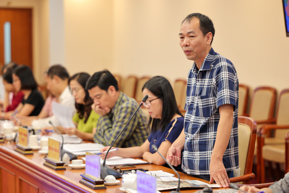 Ông Đinh Văn Dũng - Phó Ban Chính trị và Công tác học sinh sinh viên Đại học Quốc gia Hà Nội trình bày tại hội nghị. (Ảnh: Minh Sơn/Vietnam+)