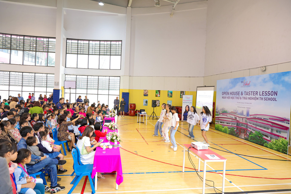 Sáng ngày 11/3, hơn 400 phụ huynh và học sinh đã có mặt tại ngôi trường màu hồng tại số 4-6 Chùa Bộc để tham gia Ngày hội trải nghiệm và học thử 'Một ngày làm học sinh TH School.' Đây là lần đầu tiên trong lịch sử TH School đón số lượng khách đông như vậy trong một ngày hội tham quan và trải nghiệm trường. (Ảnh: Minh Sơn/Vietnam+)