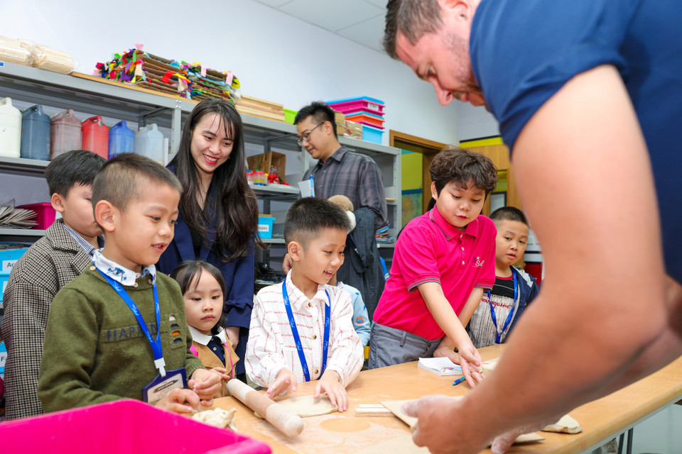 Các em và phụ huynh tham gia trải nghiệm lớp học làm gốm - một trong số những lớp học nghệ thuật đậm đà bản sắc văn hóa Việt Nam được học sinh TH School yêu thích nhất. (Ảnh: Minh Sơn/Vietnam+)