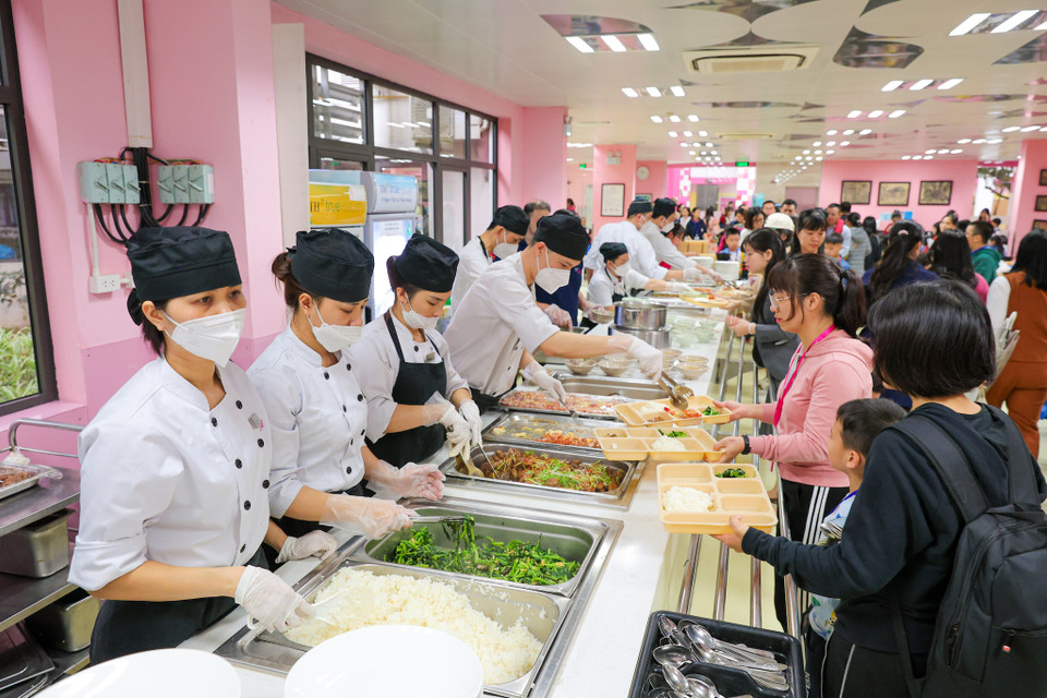 Cuối buổi trải nghiệm, phụ huynh và học sinh được thưởng thức bữa ăn trưa đạt tiêu chuẩn chất lượng cao của học sinh TH School tại căng tin của trường. Tại đây các đầu bếp của nhà trường đảm bảo cung cấp những bữa ăn ngon, sạch đầy đủ an toàn vệ sinh thực phẩm mỗi ngày. (Ảnh: Minh Sơn/Vietnam+)