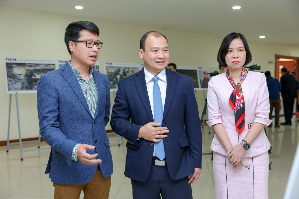 Phóng viên Hải Linh giới thiệu về bộ ảnh được thực hiện tại Thổ Nhĩ Kỳ cho ông Lê Hải Bình - Ủy viên dự khuyết Ban Chấp hành Trung ương Đảng khóa XIII, Phó Trưởng Ban Tuyên giáo Trung ương, Phó Trưởng ban thường trực Ban Chỉ đạo công tác Thông tin đối ngoại. (Ảnh: Minh Sơn/Vietnam+)