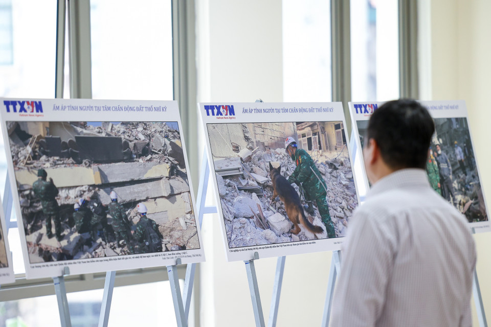 Nhiều đại biểu thể hiện sự xúc động trước bộ ảnh mà phóng viên TTXVN thực hiện. (Ảnh: Minh Sơn/Vietnam+)