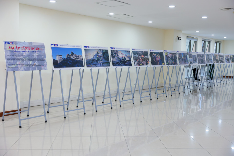 Bộ ảnh đã ghi lại những hình ảnh ấn tượng, đầy tính nhân văn với mong muốn truyền đi thông điệp: 'Thảm họa đi qua, tình người còn mãi' và niềm tin người dân đất nước này sẽ vượt lên mất mát, đau thương để tái thiết và phục hồi. (Ảnh: Minh Sơn/Vietnam+)