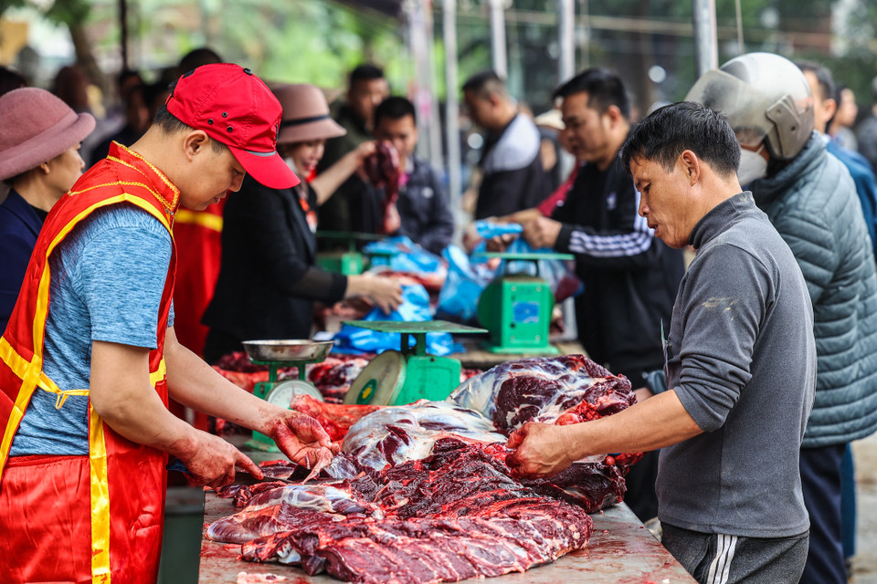Lễ hội cũng xây dựng khu giết mổ, khu bán thịt trâu riêng biệt, niêm yết giá công khai. Trâu chọi bình thường có giá khoảng 1 triệu đồng/cân, trâu vô địch giá có thể lên tới 5 triệu đồng/cân. (Ảnh: Minh Sơn/Vietnam+)