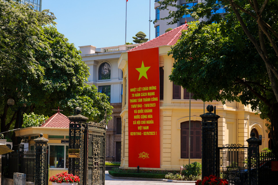 Các cơ quan Nhà nước treo những biểu ngữ lớn chào mừng Quốc khánh 2/9. (Ảnh: Minh Sơn/Vietnam+)