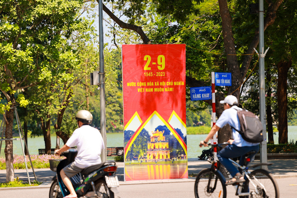 Tấm pano đặt ven hồ Gươm. (Ảnh: Minh Sơn/Vietnam+)