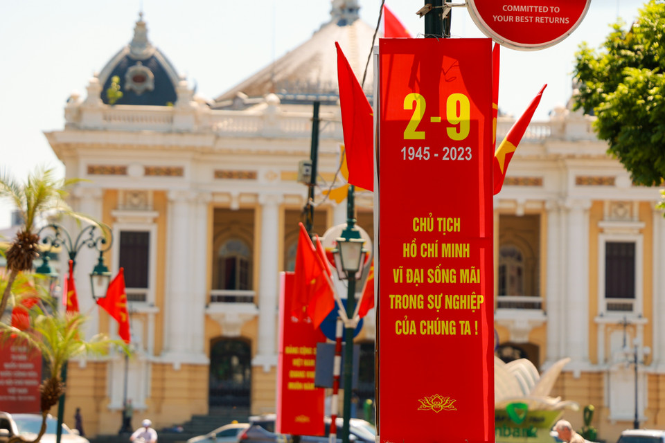 Những ngày này đi khắp các con phố lớn dẫn vào trung tâm, người ta có thể thấy những tấm băng rôn, biểu ngữ chào mừng. (Ảnh: Minh Sơn/Vietnam+)