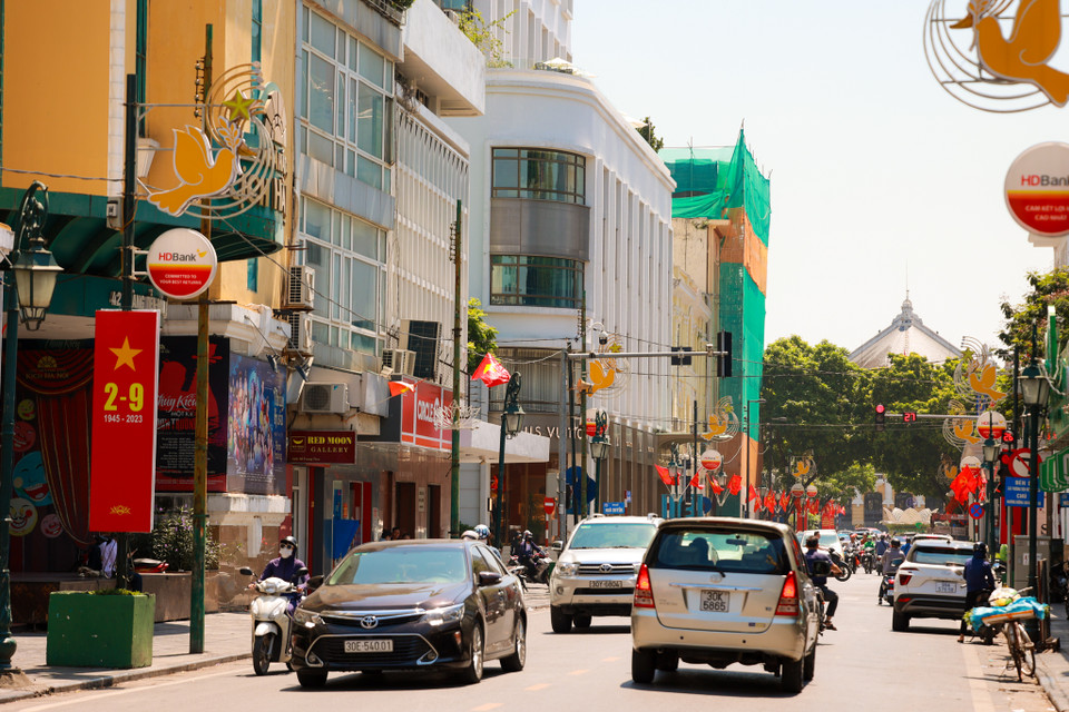 Nhân dịp kỷ niệm 78 năm Quốc khánh 2/9, Hà Nội như được "khoác" thêm "chiếc áo mới" với tông màu đỏ vàng rực rỡ. (Ảnh: Minh Sơn/Vietnam+)