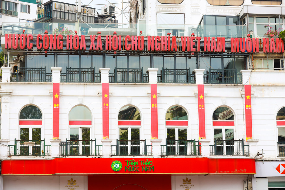 Khắp các con phố trên Thủ đô Hà Nội được trang trí rực rỡ để chào mừng 78 năm Cách mạng Tháng Tám và Quốc khánh 2/9. (Ảnh: Minh Sơn/Vietnam+)