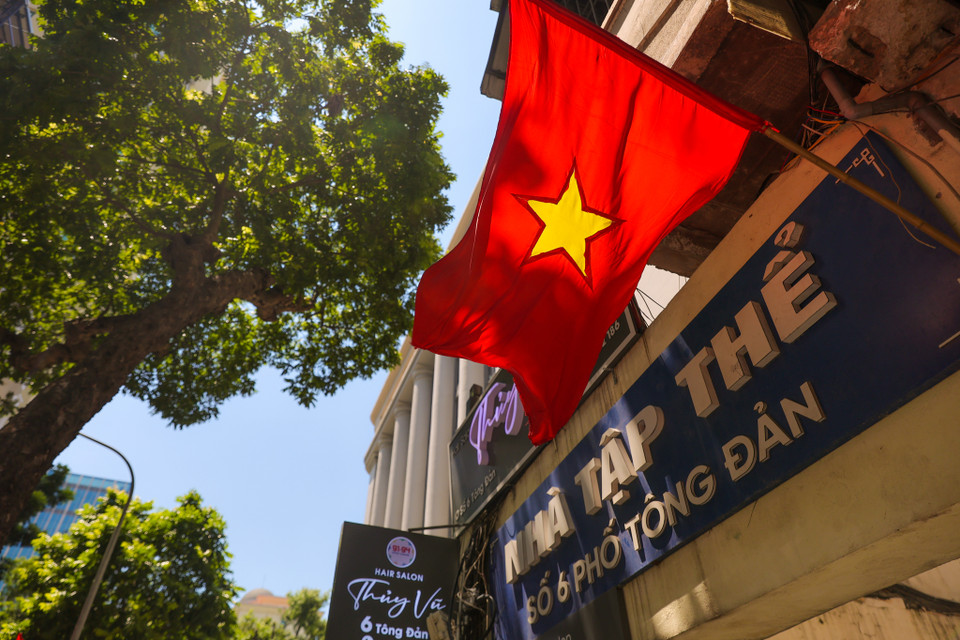 Người dân Thủ đô cũng đã treo cờ đỏ sao vàng để chào mừng ngày Quốc khánh. (Ảnh: Minh Sơn/Vietnam+)