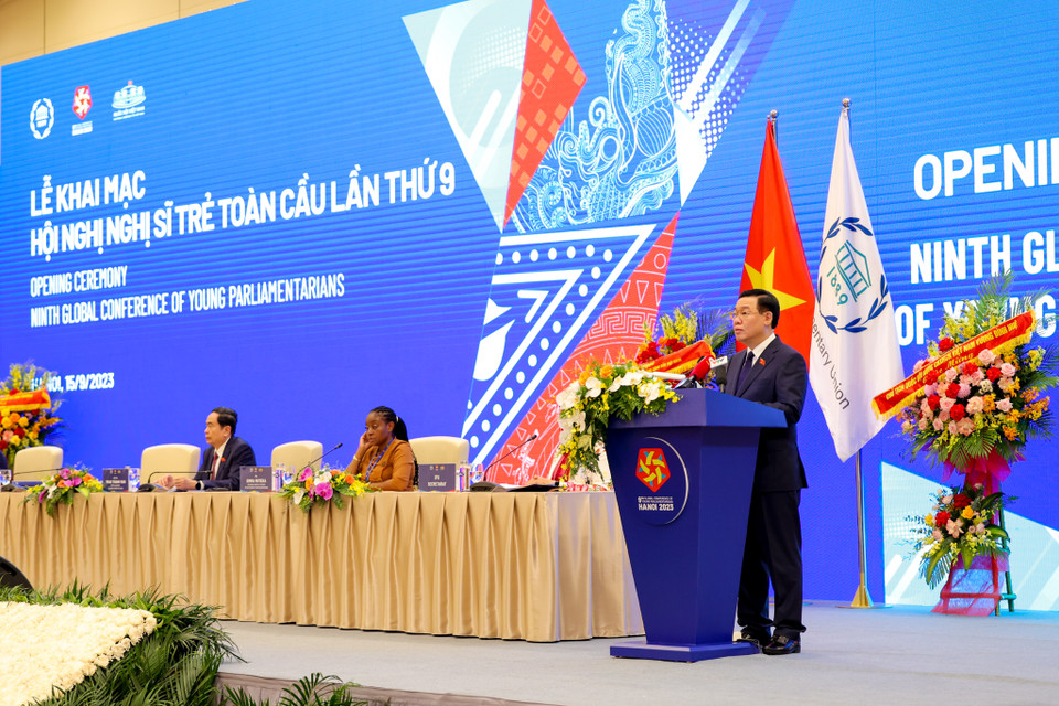 Chủ tịch Quốc hội Vương Đình Huệ nhấn mạnh: 'Tuổi trẻ, thanh niên chính là lực lượng gánh vác sứ mệnh, trách nhiệm lịch sử trong công cuộc hội nhập và phát triển ở mỗi quốc gia và sự thịnh vượng chung của thế giới. Tôi tin tưởng rằng mỗi nghị sỹ trẻ đến từ các nghị viện thành viên sẽ phát huy trí tuệ, sức trẻ, sáng tạo, trách nhiệm và lòng nhiệt huyết để đóng góp tích cực cho thành công của hội nghị.'(Ảnh: Minh Sơn/Vietnam+)