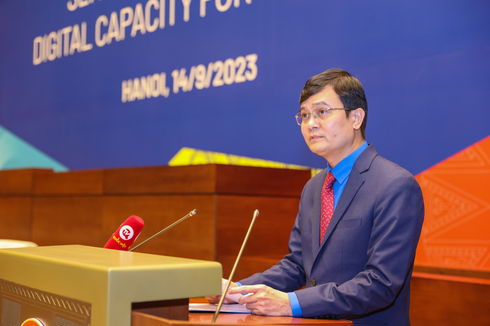'Những ý kiến được chia sẻ trong Tọa đàm ngày hôm nay sẽ giúp các cơ quan, tổ chức của Việt Nam và các nước trên thế giới có thêm nhiều thông tin quý báu trong quá trình xây dựng và thực thi các chính sách, hành động nhằm nâng cao năng lực số cho thanh niên, góp phần thực hiện các mục tiêu phát triển bền vững thông qua chuyển đổi số và đổi mới sáng tạo,' ông Bùi Quang Huy - Ủy viên dự khuyết Trung ương Đảng, Bí thư Thứ nhất Trung ương Đoàn Thanh niên Cộng sản Hồ Chí Minh, Chủ nhiệm Ủy ban quốc gia về Thanh niên Việt Nam nói. (Ảnh: Minh Sơn/Vietnam+)