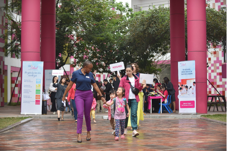Bước qua cánh cổng ngôi trường hạnh phúc, chào đón phụ huynh và học sinh là một khuôn viên mát mẻ với rất nhiều cây xanh và những nụ cười ấm áp, nồng hậu từ tất cả thầy cô giáo và nhân viên trường. (Ảnh: Minh Sơn/Vietnam+)
