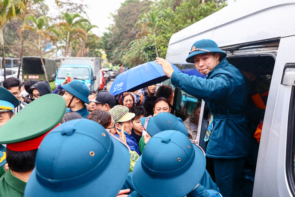 Nhiều tân binh tỏ ra bịn rịn trước giờ phút lên đường. (Ảnh: Minh Sơn/Vietnam+)