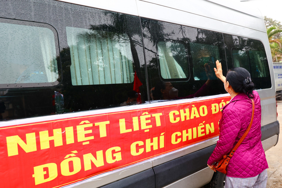 Người thân vẫy chào con em mình lần trước trước khi đoàn xe chuyển bánh đưa tân binh về đơn vị. (Ảnh: Minh Sơn/Vietnam+)