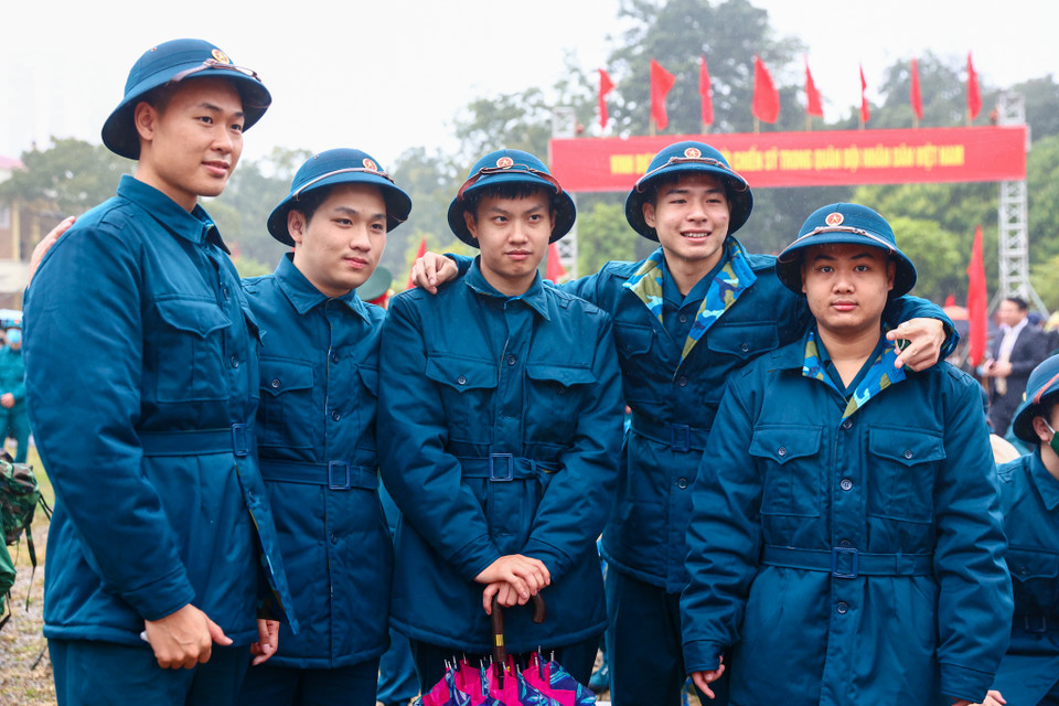 Trong năm 2023, Hà Nội có hơn 4.200 tân binh lên đường nhập ngũ, trong đó có 3.500 công dân nhập ngũ quân đội, hơn 700 công dân thực hiện nghĩa vụ công an nhân dân. (Ảnh: Minh Sơn/Vietnam+)