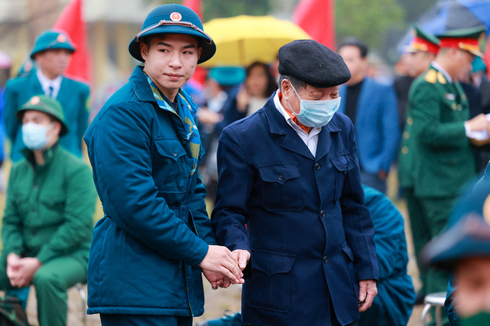 Trong những năm qua, Hà Nội luôn là địa phương dẫn đầu cả nước về chất lượng tuyển chọn và gọi công dân nhập ngũ, đặc biệt là tỷ lệ công dân tự nguyện viết đơn lên đường nhập ngũ và có trình độ văn hóa cao. (Ảnh: Minh Sơn/Vietnam+)