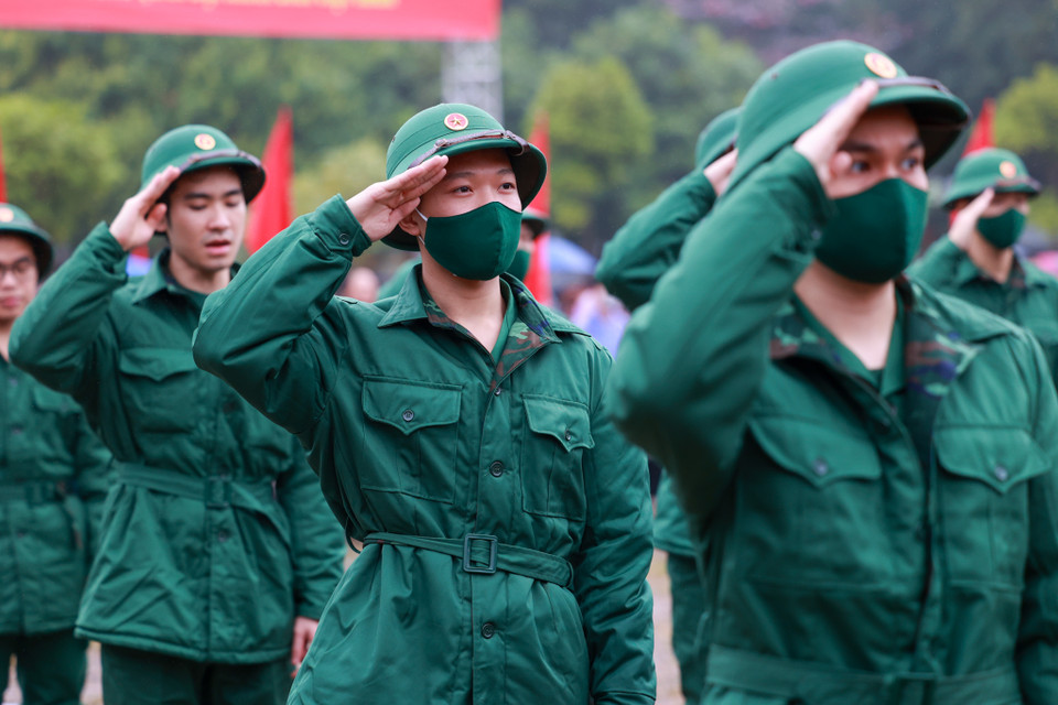 Năm nay, toàn thành phố Hà Nội có 20,9% công dân có trình độ cao đẳng, đại học; 998 công dân (đạt 28%) tình nguyện viết đơn nhập ngũ. (Ảnh: Minh Sơn/Vietnam+)