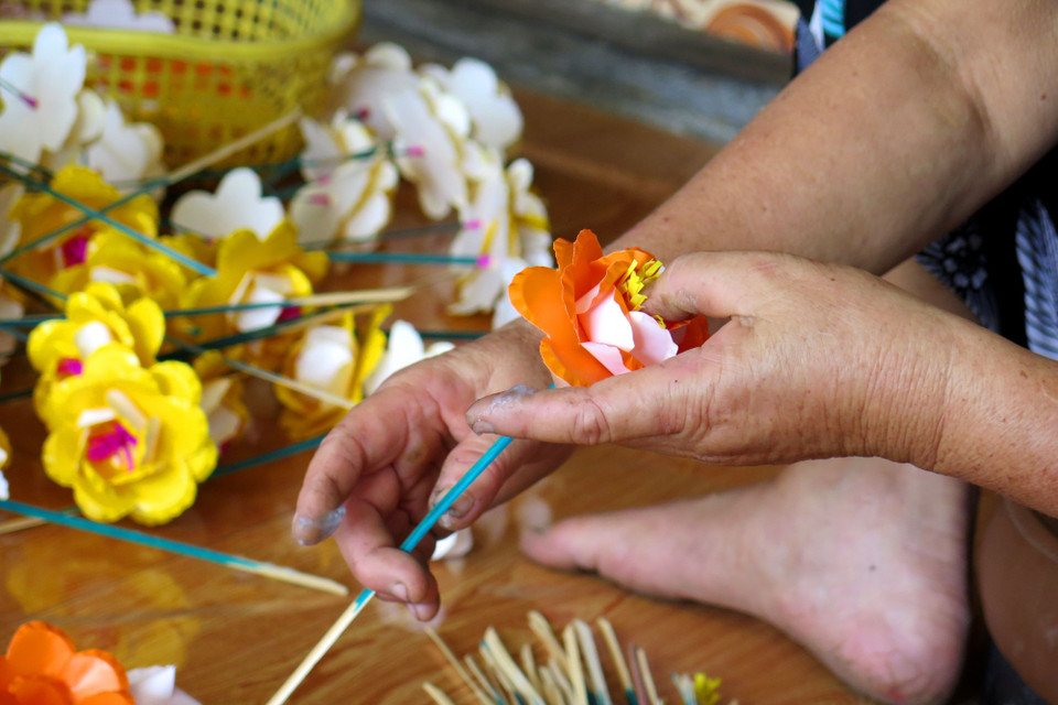 Hoa giấy Thanh Tiên đều được làm thủ công. (Ảnh: Tường Vi/TTXVN)
