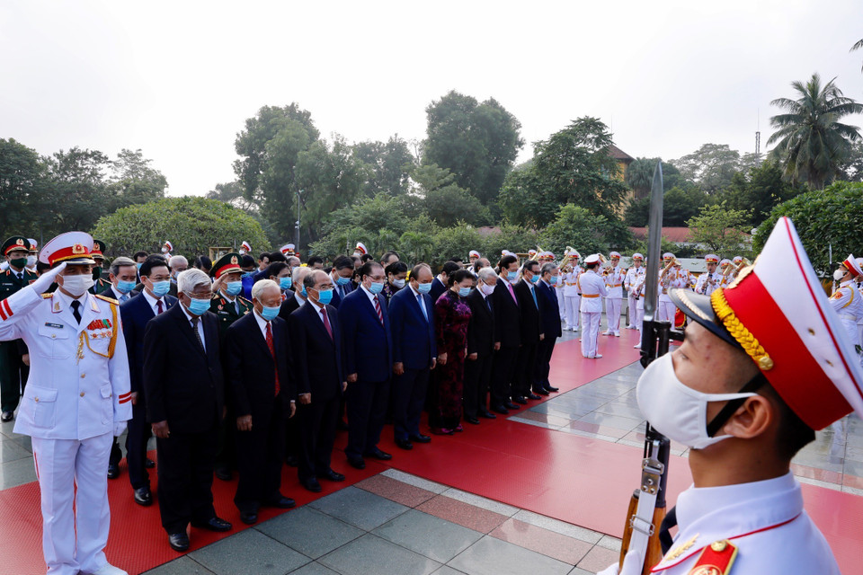 Lãnh đạo Đảng, Nhà nước tưởng niệm các Anh hùng liệt sỹ. (Ảnh: Dương Giang/TTXVN)