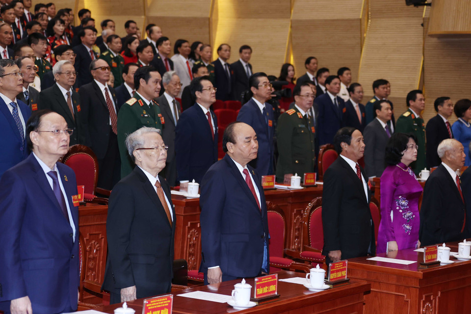 Thủ tướng Nguyễn Xuân Phúc và các đại biểu thực hiện nghi thúc chào cờ. (Ảnh: Thống Nhất/TTXVN)