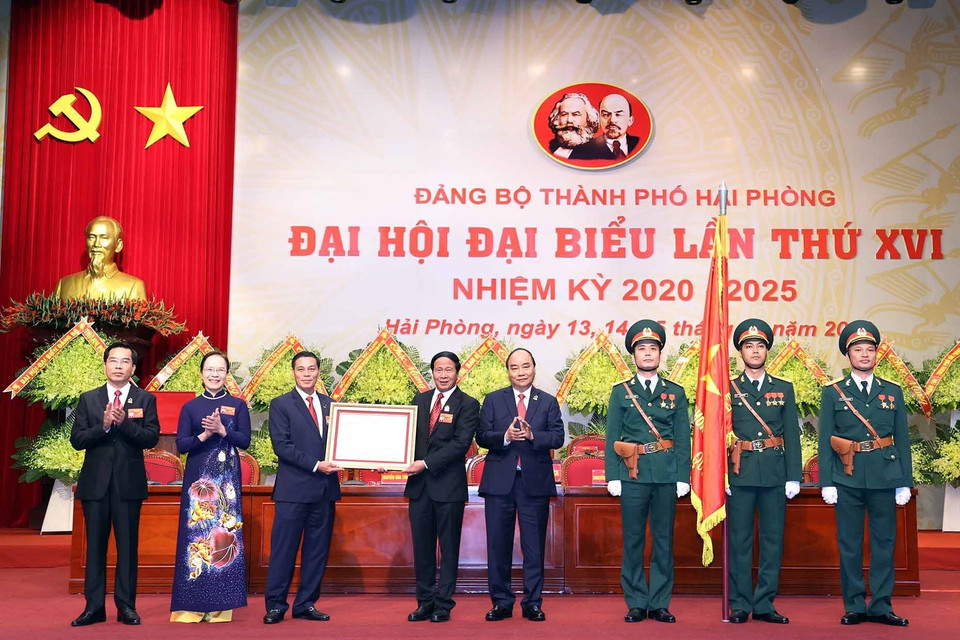 Thủ tướng Nguyễn Xuân Phúc, Chủ tịch Hội đồng Thi đua-Khen thưởng Trung ương trao tặng Huân chương Hồ Chí Minh cho Đảng bộ, chính quyền và nhân dân thành phố Hải Phòng tại Đại hội. (Ảnh: Thống Nhất/TTXVN)