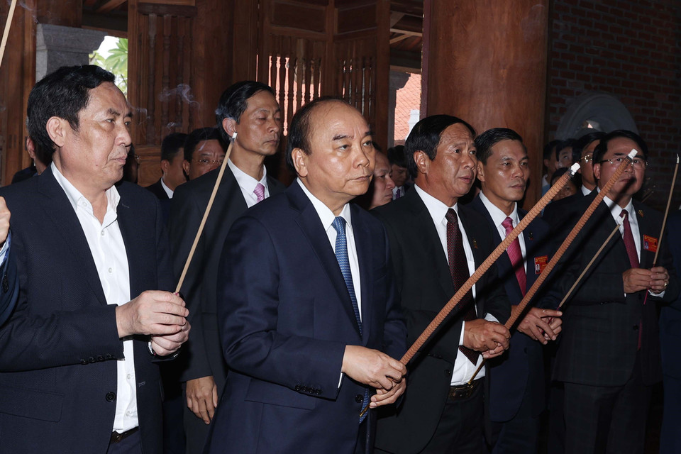 Thủ tướng Nguyễn Xuân Phúc và các đại biểu dâng hương tưởng niệm đồng chí Nguyễn Đức Cảnh (Bí thư đầu tiên của Thành ủy Hải Phòng) trước khai mạc Đại hội. (Ảnh: Thống Nhất/TTXVN)