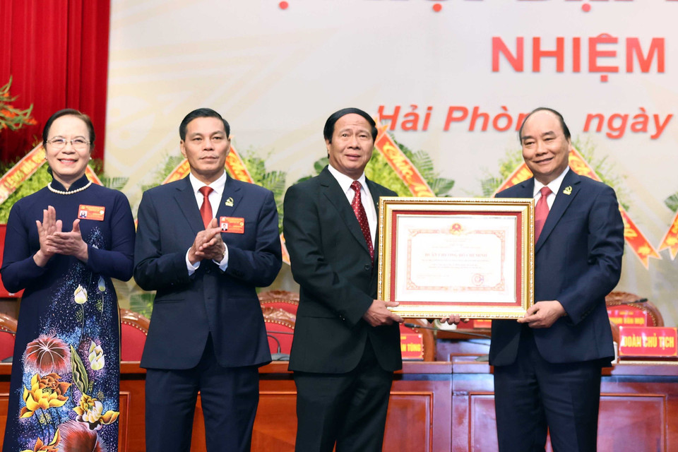 Thủ tướng Nguyễn Xuân Phúc, Chủ tịch Hội đồng Thi đua-Khen thưởng Trung ương trao tặng Huân chương Hồ Chí Minh cho Đảng bộ, chính quyền và nhân dân thành phố Hải Phòng tại Đại hội. (Ảnh: Thống Nhất/TTXVN)