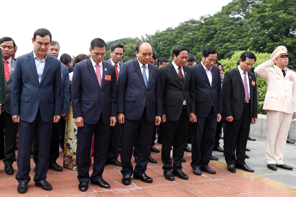 Thủ tướng Nguyễn Xuân Phúc và các đại biểu dâng hương tưởng niệm các Anh hùng liệt sỹ thành phố Hải Phòng trước khi khai mạc Đại hội. (Ảnh: Thống Nhất/TTXVN)
