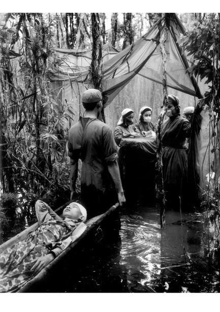 Tác giả Võ An Khánh được tặng Giải thưởng Nhà nước đợt 3 - năm 2006 với tác phẩm Trạm quân y dã chiến. (Ảnh: Võ An Khánh/TTXVN)