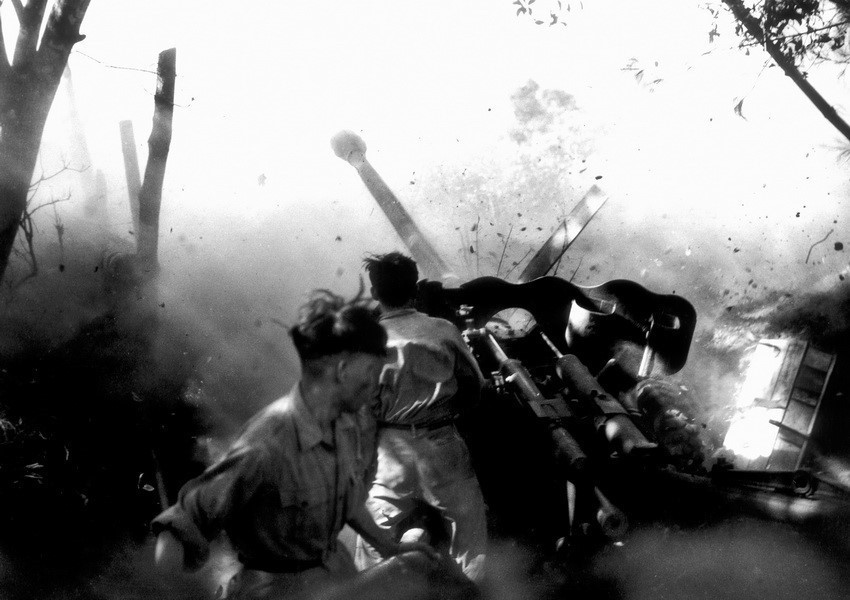 Phóng viên Lương Nghĩa Dũng được tặng Giải thưởng Nhà nước đợt 3 - năm 2006 với tác phẩm Đấu pháo ở Dốc Miếu. (Ảnh: Lương Nghĩa Dũng/TTXVN)