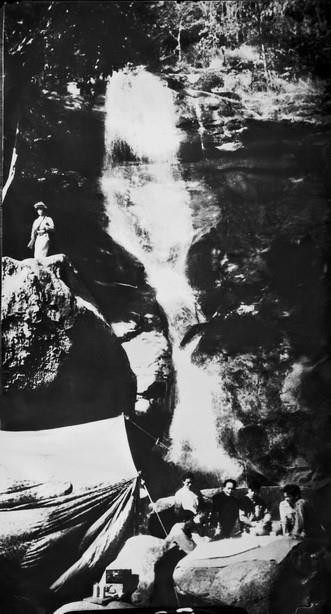 Bức ảnh Bộ Chỉ huy chiến dịch dưới sự chỉ đạo trực tiếp của Đại tướng Võ Nguyên Giáp bàn kế hoạch tác chiến tại hang Thẩm Púa - Điện Biên Phủ (1954) trong bộ ảnh về Điện Biên Phủ của tác giả Triệu Đại (TTXVN) được tặng Giải thưởng Nhà nước về văn học nghệ thuật năm 2000. (Ảnh: Triệu Đại/TTXVN)