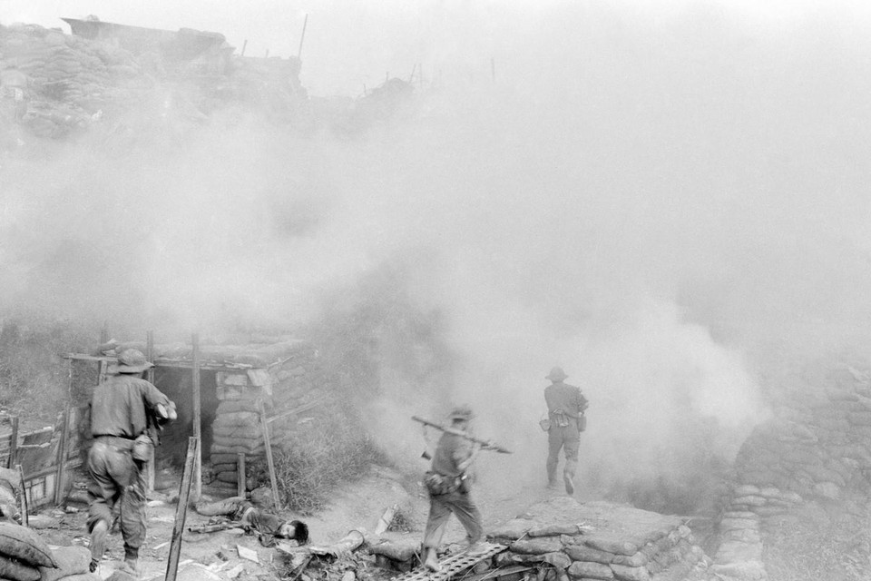 Tác phẩm ảnh Đánh chiếm cứ điểm 365 của nhà báo Lương Nghĩa Dũng (TTXVN) trong Cụm 5 tác phẩm ảnh Những khoảnh khắc để lại được trao tặng Giải thưởng Hồ Chí Minh đợt V – năm 2017. (Ảnh: Lương Nghĩa Dũng/TTXVN)