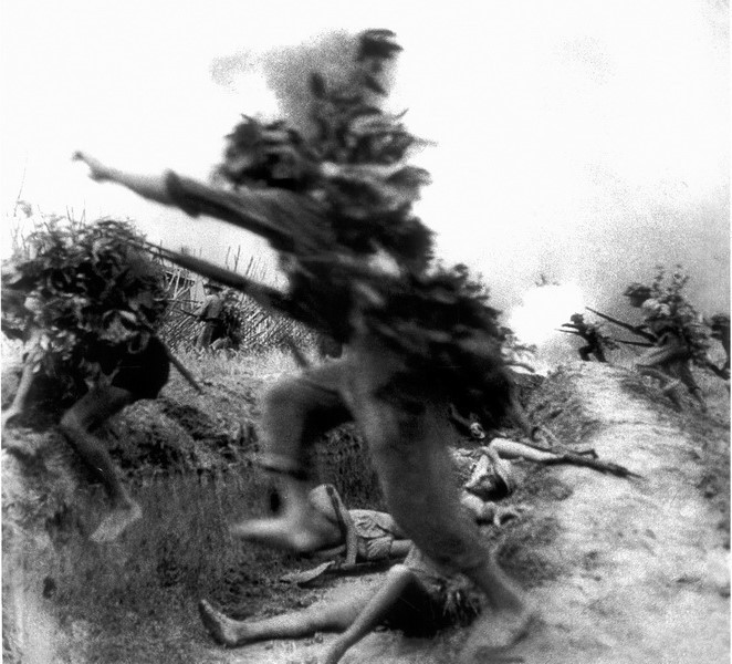 Tác giả Nguyễn Tiến Lợi được nhận Giải thưởng Nhà nước đợt 3 - năm 2006 với tác phẩm Xung phong. (Ảnh: Nguyễn Tiến Lợi/TTXVN)