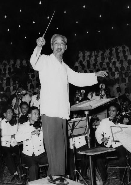 Tác phẩm "Bác bắt nhịp bài ca Kết đoàn" của tác giả Lâm Hồng Long (TTXVN) được tặng Giải thưởng Hồ Chí Minh đợt I - năm 1996. (Ảnh: Lâm Hồng Long/TTXVN)