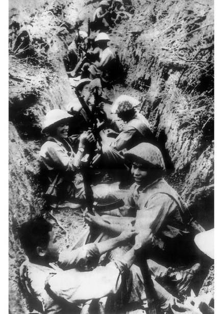  Tác giả Đinh Ngọc Thông được tặng Giải thưởng Nhà nước đợt 3 - năm 2006 với tác phẩm Chiến sỹ ở mặt trận Điện Biên Phủ đọc thư nhà dưới chiến hào. (Ảnh: Đinh Ngọc Thông/ TTXVN)