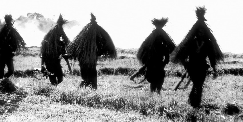 Tác giả Vũ Thanh Phong được tặng Giải thưởng Nhà nước đợt 3 - năm 2006 với tác phẩm Du kích đội rơm ngụy trang tiếp cận địch. (Ảnh: Vũ Thanh Phong/TTXVN)