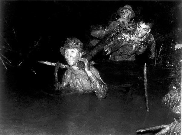  Tác giả Trần Bỉnh Khuôl (Hai Nhíp) được tặng Giải thưởng Nhà nước đợt 3 - năm 2006 với tác phẩm Du kích Cà Mau kéo pháo để tấn công cứ điểm Cái Keo của quân Nam Việt Nam, Cà Mau 1965. (Ảnh: Trần Bỉnh Khuôl/TTXVN)