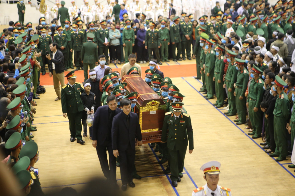 Lễ di quan 22 liệt sỹ Đoàn Kinh tế Quốc phòng 337. (Ảnh: Hồ Cầu/TTXVN)