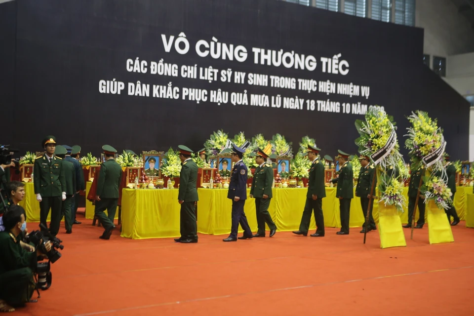 Lễ viếng và truy điệu 22 liệt sỹ Đoàn Kinh tế Quốc phòng 337. (Ảnh: Hồ Cầu/TTXVN)
