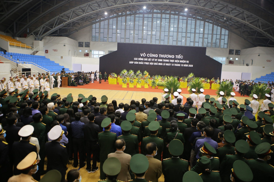 Lễ viếng và truy điệu 22 liệt sỹ Đoàn Kinh tế Quốc phòng 337. (Ảnh: Hồ Cầu/TTXVN)