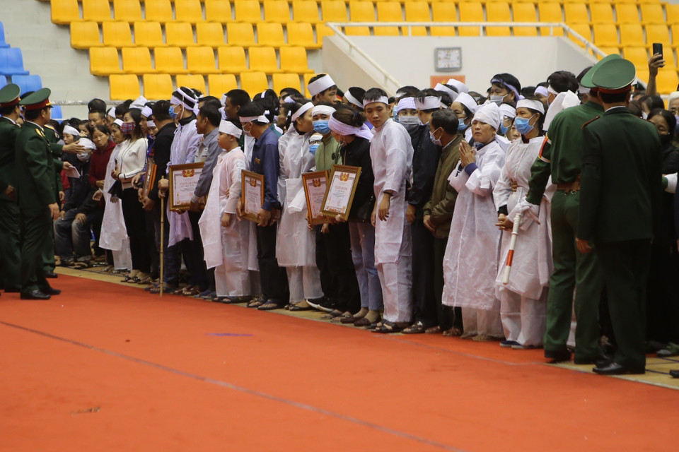 Gia đình, người thân của 22 liệt sỹ Đoàn Kinh tế Quốc phòng 337. (Ảnh: Hồ Cầu/TTXVN)