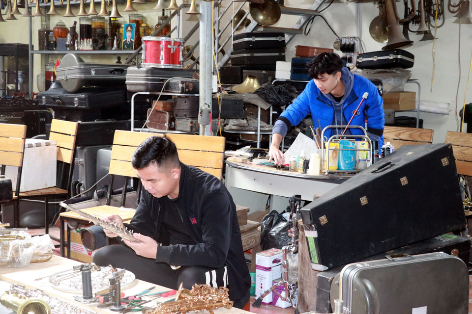 Những người trẻ tuổi trong làng luôn ý thức giữ gìn nghề truyền thống. (Ảnh: Nguyễn Lành/TTXVN) 