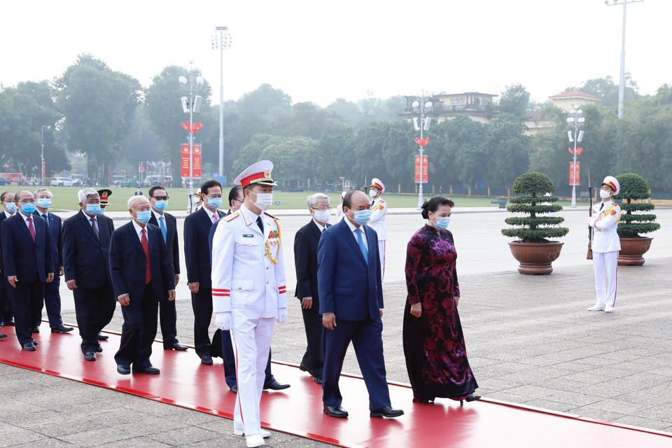  Lãnh đạo Đảng, Nhà nước đặt vòng hoa và vào viếng Chủ tịch Hồ Chí Minh. (Ảnh: Dương Giang/TTXVN)