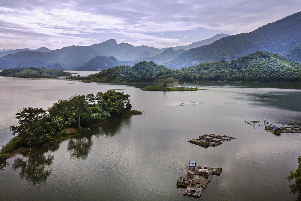 Một góc hồ thủy điện Hòa Bình với cảnh quan hùng vĩ và nên thơ. (Ảnh: Trọng Đạt/TTXVN)