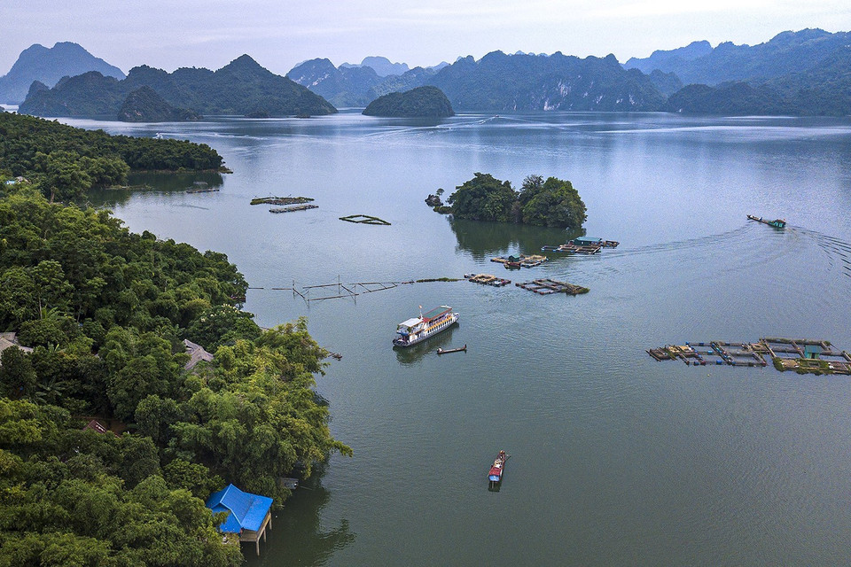 Một góc hồ thủy điện Hòa Bình với cảnh quan hùng vĩ và nên thơ. (Ảnh: Trọng Đạt/TTXVN)