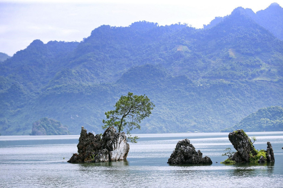 Cảnh quan hùng vĩ với núi non trùng điệp cùng các tiểu cảnh điểm xuyến nên thơ trên hồ Hòa Bình. (Ảnh: Trọng Đạt/TTXVN)